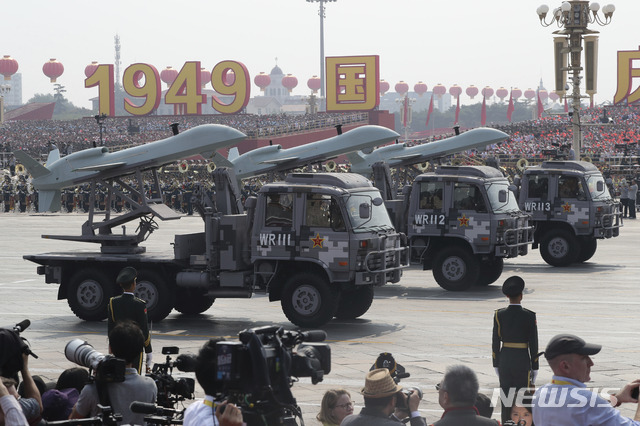 [베이징=AP/뉴시스] 중국 베이징 톈안먼광장에서 열린 신중국 70주년 열병식에 소형 드론들이 군 차량에 실려 선보이고 있다. 2024.10.01