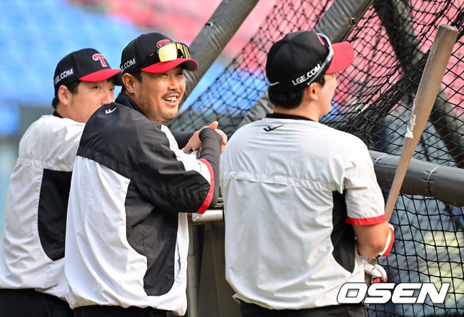 [OSEN=잠실, 조은정 기자]11일 서울 잠실야구장에서 ‘2024 신한 SOL뱅크 KBO 포스트시즌’ 준플레이오프 5차전 LG 트윈스와 KT 위즈의 경기가 열린다. 경기에 앞서 LG 이호준 코치가 선수단 훈련을 지켜보고 있다. 2024.10.11 /cej@osen.co.kr