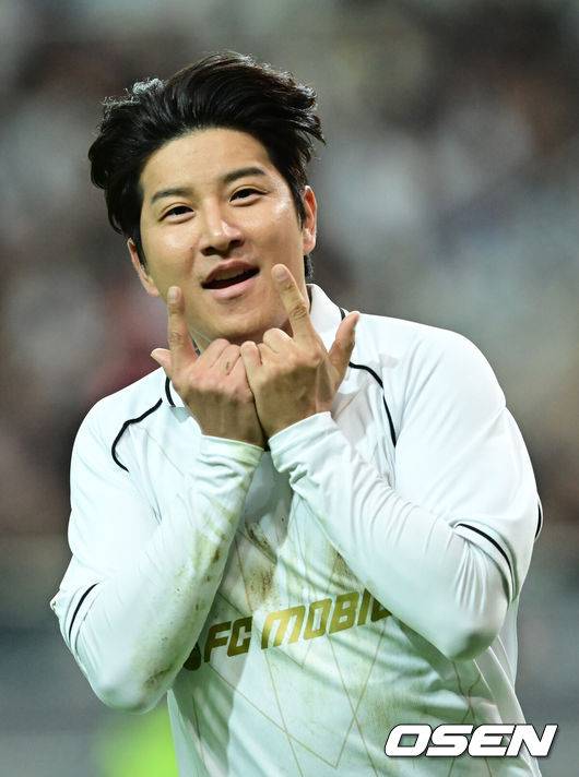 [OSEN=서울월드컵경기장, 김성락 기자] 20일 오후 서울월드컵경기장에서 ‘2024 넥슨 아이콘매치(이하 ‘아이콘 매치’)’ 본 경기가 진행됐다.19일과 20일 양일간 서울월드컵경기장에서 열리는 아이콘 매치는 넥슨 축구 게임&nbsp;'FC&nbsp;온라인'과&nbsp;'FC&nbsp;모바일'에서 은퇴한 전설적인 선수들로 구성된 '아이콘 클래스'에 속한 은퇴 선수들이 한국 경기장에 모이는 이색 경기다. 공격수로만 구성된&nbsp;'FC&nbsp;스피어' 팀과 수비수로만 구성된 '실드 유나이티드' 팀이 '창과 방패'를 콘셉트로 대결을 펼쳐 공격수와 수비수 중 어느 포지션이 더 훌륭한지 판가름한다.후반 실드팀 박주호가 골을 넣은 뒤 세리머니를 하고 있다. 2024.10.20 / ksl0919@osen.co.kr