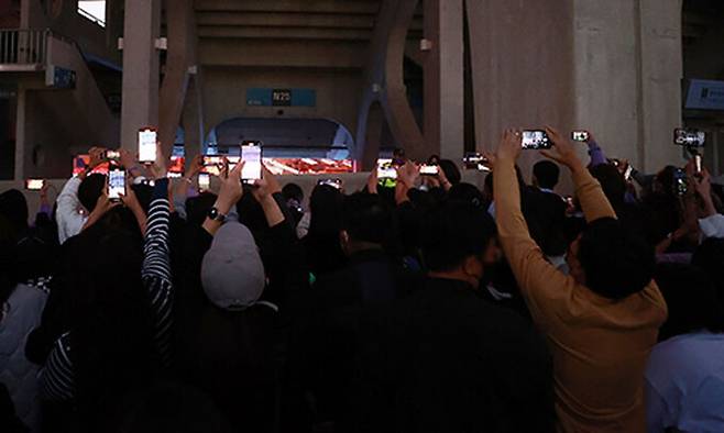 한 콘서트에서 시민과 팬들이 공연을 관람하고 있다. 연합뉴스