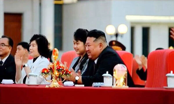 최선희 외무상(맨 왼쪽)이 지난 10일 노동당 중앙간부학교에서 열린 당 창건 79주년 경축공연에 참석해 맨 앞줄에서 박수를 치고 있는 모습.  조선중앙TV캡처