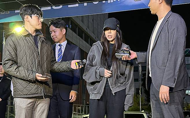 가수 제시가 16일 오후 피고소인 조사를 받기 위해 강남경찰서로 출석하고 있다. 뉴스1