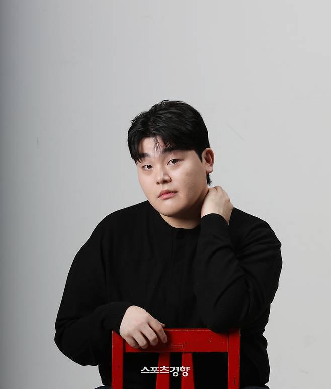 MBC 드라마 ‘백설공주에게 죽음을-Black Out’에 신민수 역으로 출연한 배우 이우제가 경향신문에서 ‘스포츠경향’과 인터뷰 중 포즈를 취하고 있다. 사진 강윤중 기자
