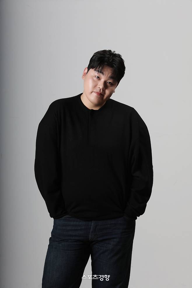 MBC 드라마 ‘백설공주에게 죽음을-Black Out’에 신민수 역으로 출연한 배우 이우제가 경향신문에서 ‘스포츠경향’과 인터뷰 중 포즈를 취하고 있다. 사진 강윤중 기자