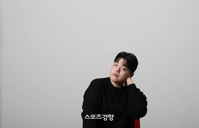 MBC 드라마 ‘백설공주에게 죽음을-Black Out’에 신민수 역으로 출연한 배우 이우제가 경향신문에서 ‘스포츠경향’과 인터뷰 중 포즈를 취하고 있다. 사진 강윤중 기자