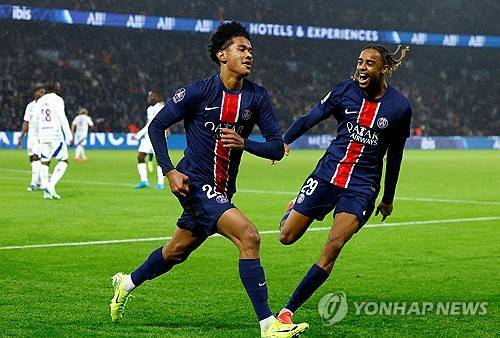 PSG가 20일(한국시간) 프랑스 파리에 있는 파르크 데 프랭스에서 열린 스트라스부르와의 2024-2025시즌 리그1 8라운드 홈 경기에서 4-2 완승을 거뒀다.&nbsp;  이강인이 교체 출전해 4호 골을 터뜨린 가운데, PSG는 개막 후 8경기 무패 행진을 달리며 리그 선두(6승 2무·승점 20·골 득실 +17)를 달렸다. 연합뉴스