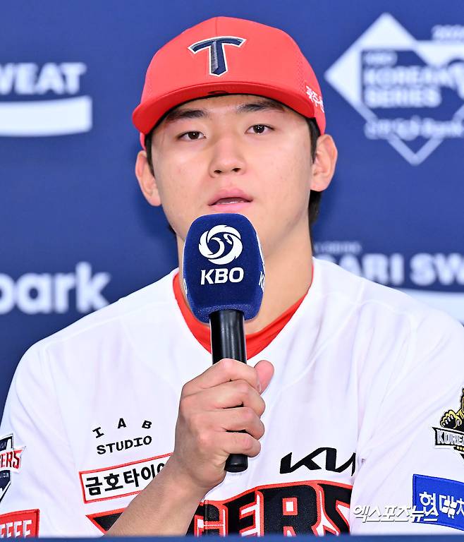 20일 오후 광주 라마다플라자 바이 윈덤 충장 호텔 라벤더홀에서 열린 '2024 신한 SOL Bank KBO 한국시리즈' 미디어데이, KIA 김도영이 질문에 답하고 있다. 광주, 김한준 기자