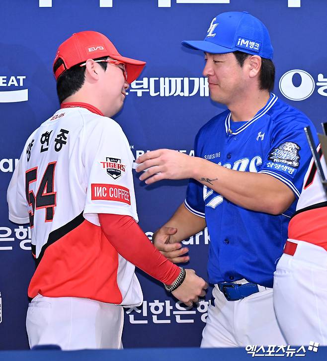 20일 오후 광주 라마다플라자 바이 윈덤 충장 호텔 라벤더홀에서 열린 '2024 신한 SOL Bank KBO 한국시리즈' 미디어데이, KIA 양현종과 삼성 강민호가 포옹을 하고 있다. 광주, 김한준 기자