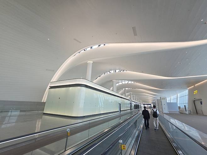 제2터미널 무빙워크. 천장에는 자연 채광창이 보인다. [촬영 임성호]