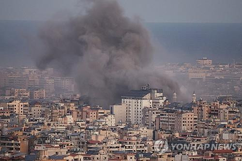 레바논 베이루트 인근, 공습으로 피어오르는 연기 [로이터 연합뉴스 자료사진. 재판매 및 DB 금지]