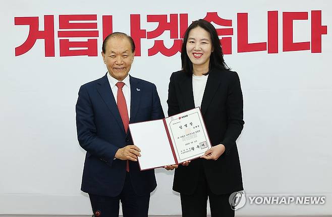 국민의힘 주요당직자 임명장 수여식 (서울=연합뉴스) 한종찬 기자 = 국민의힘 황우여 비상대책위원장이 16일 오전 국회에서 열린 주요당직자 임명장 수여식에서 김혜란 대변인에게 임명장을 수여한 뒤 기념촬영을 하고 있다. 2024.5.16 saba@yna.co.kr