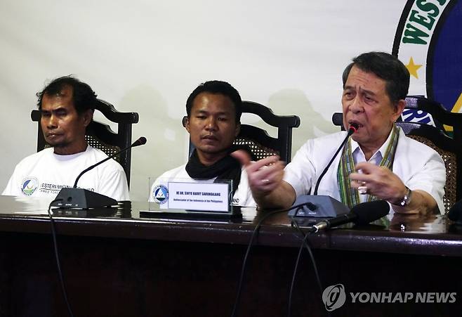 아부 사야프에 납치됐다 풀려난 인도네시아 인질들 2019년 12월 23일(현지시간) 필리핀 남부 민다나오섬 잠보앙가시의 군 부대에서 이슬람국가(IS) 계열 무장단체 아부 사야프에 납치됐다 필리핀군에 구출된 인도네시아인 인질 2명(왼쪽, 가운데)이 기자회견을 하는 모습. 2024.10.20
[EPA 연합뉴스 자료사진, 재판매 및 DB 금지]