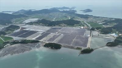 The power plant operated by Peak Energy, Haesolar (100MW), is located in Sinan, Jeollanam-do, and is a solar power facility that began commercial operation in October 2022. (PRNewsfoto/Peak Energy)