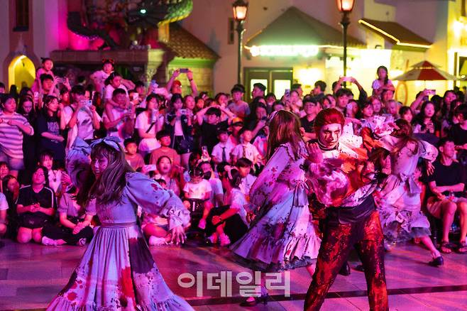 ‘스트리트 호러 쇼 더 마리오네트’ 공연 사진 (사진=롯데월드)