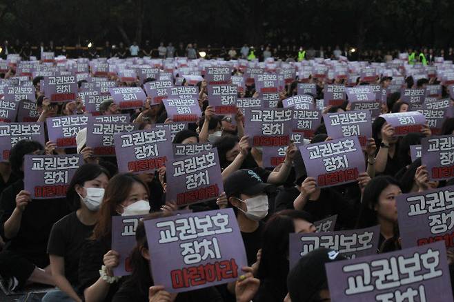 4일 오후 제주시 연동 제주도교육청 앞마당에서 열린 서이초 사망 교사 49재 추모문화제에 참가한 제주지역 교사들이 구호를 외치고 있다. (사진=뉴시스)