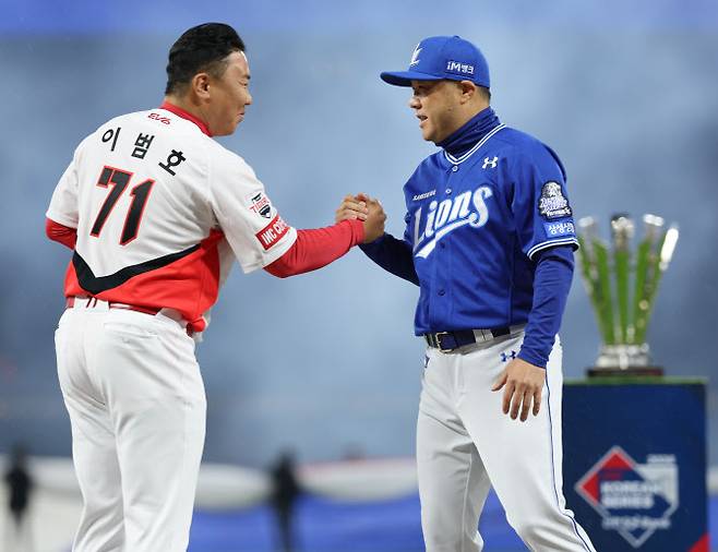 21일 광주 기아챔피언스필드에서 열린 2024 신한 SOL뱅크 KBO 포스트시즌 한국시리즈 1차전 삼성 라이온즈와 KIA 타이거즈의 경기 시작에 앞서 이범호 KIA 감독과 박진만 삼성 감독이 악수하며 선전을 다짐하고 있다. 사진=연합뉴스