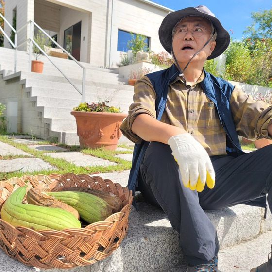 문재인 전 대통령이 지난 2일 페이스북에 '만리향이라고 불리는 금목서와 은목서가 만개했다'는 글을 남겼다. 〈사진=문재인 전 대통령 페이스북〉