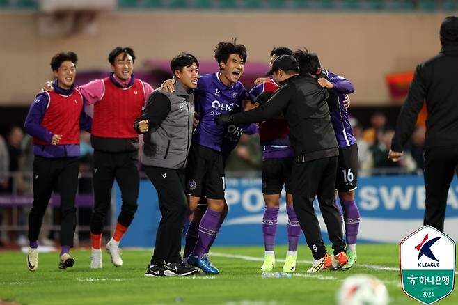 안양 선수단이 20일 부산전에서 추가골을 넣고 환호하고 있다. 사진 | 한국프로축구연맹