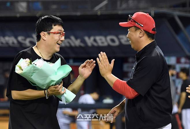 KIA 선발투수 양현종(왼쪽)이 선발 400경기 출전 기록을 세운 뒤 이범호 감독이 건네는 축하 꽃다발을 받고 있다. 사진 | 박진업 기자 upandup@sportsseoul.com