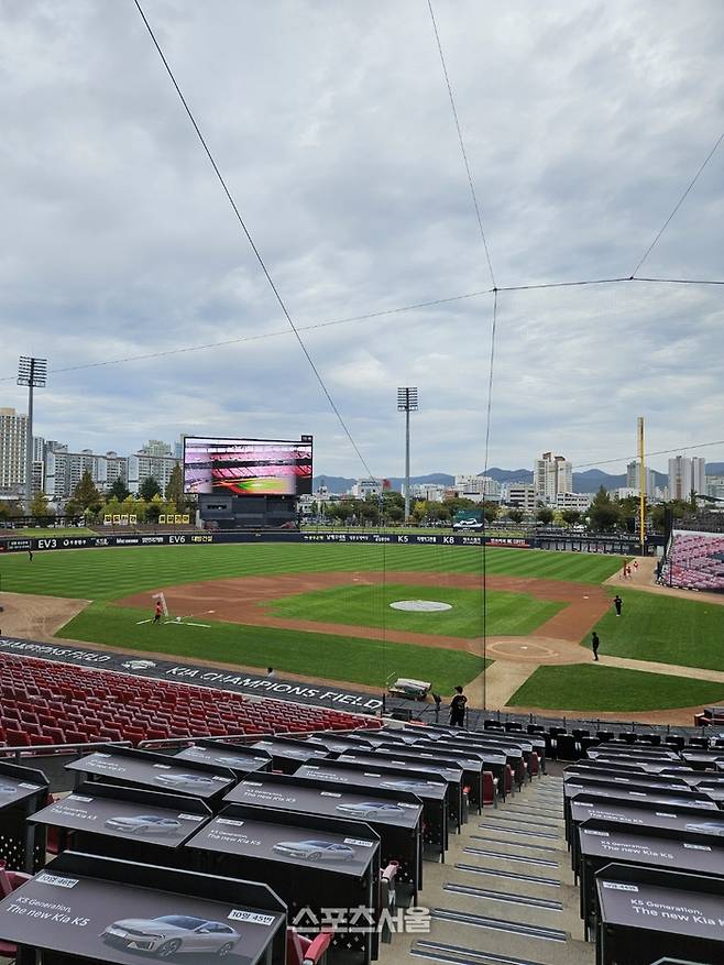 삼성과 KIA가 21일 광주-기아 챔피언스 필드에서 2024 KBO 한국시리즈 1차전을 치르는 가운데 경기 전 방수포를 걷고 그라운드 정비를 진행하고 있다. 광주 | 김동영 기자 raining99@sportsseoul.com