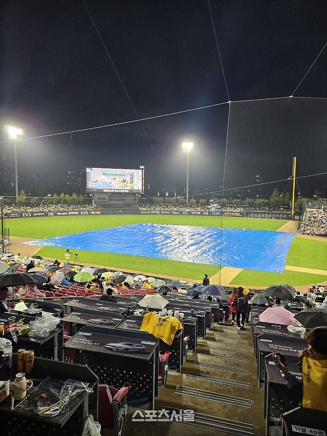 KIA와 삼성이 21일 광주-기아 챔피언스 필드에서 2024 KBO 한국시리즈 1차전을 치르는 가운데 경기 전 비가 내리면서 시작하지 못하고 있다. 광주 | 김동영 기자 raining99@sportsseoul.com