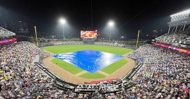 KIA와 삼성의 2024 KBO 한국시리즈 1차전이 예정된 광주기아챔피언스필드에 비가 내리자 경기 전 방수포가 씌워져 있다. 광주 | 최승섭기자 thunder@sportsseoul.com