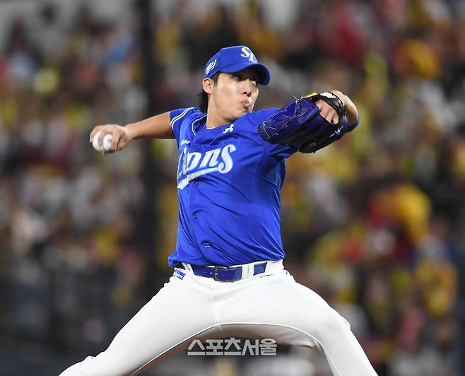 삼성 선발투수 원태인이 21일 광주-기아 챔피언스 필드에서 열린 KIA와 2024 KBO 한국시리즈 1차전에서 역투하고 있다. 광주 | 최승섭기자 thunder@sportsseoul.com