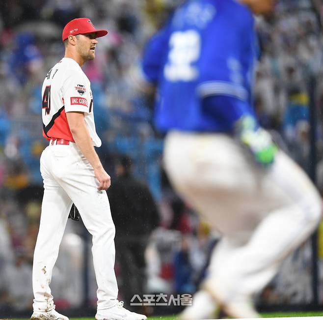 KIA 네일이 21일 광주기아챔피언스필드에서 열린 삼성과 2024 KBO 한국시리즈 1차전 6회초 상대 김헌곤에 홈런을 허용한 후 아쉬워하고 있다.  2024. 10. 21. 광주 | 최승섭기자 thunder@sportsseoul.com