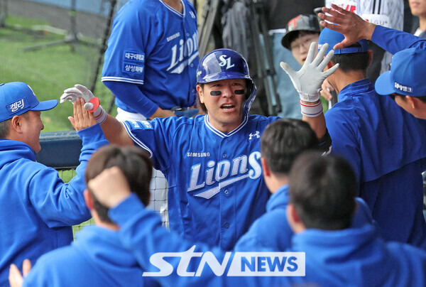 19일 서울 송파구 잠실야구장에서 열린 2024 KBO 포스트시즌 플레이오프 4차전 삼성 라이온즈와 LG 트윈스의 경기, 8회초 삼성 선두타자 강민호가 솔로홈런을 치고 덕아웃에 들어와 축하를 받고 있다. 사진┃뉴시스