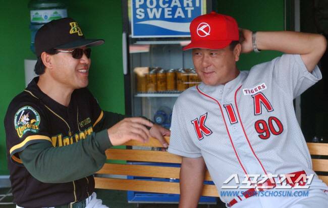 2003년 김재박 현대 감독과 더그아웃에서 대화 중인 김성한 감독. 스포츠조선 DB