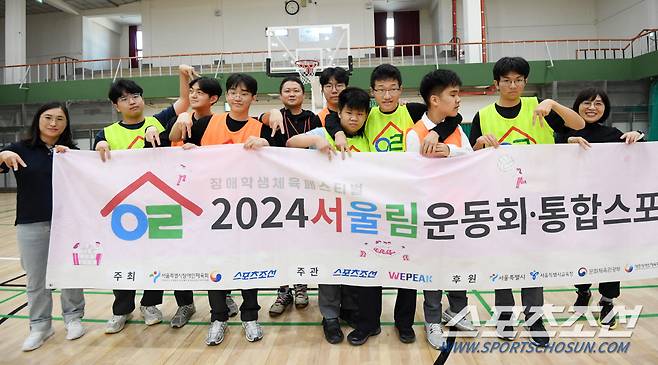 2024서울림운동회·통합스포츠클럽이 17일 경기고등학교에서 열렸다. 문형옥 특수교사, 조정훈 생활지도부장, 이명순 특수교사가 학생들과 서울림 V 포즈를 취하고 있다. 박재만 기자 pjm@sportschosun.com/2024.10.17/