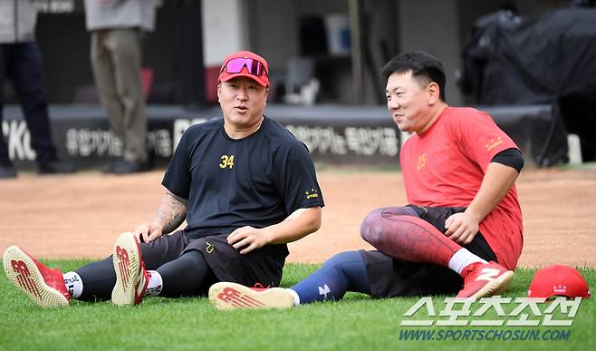 21일 광주 기아챔피언스필드에서 열린 한국시리즈 1차전 KIA 타이거즈와 삼성 라이온즈의 경기. KIA 최형우, 이우성이 몸을 풀고 있다. 광주=박재만 기자 pjm@sportschosun.com/2024.10.21/