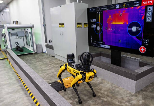 보스턴 다이나믹스의 4족 보행 로봇 '스팟'이 공장의 설비 상태를 점검하는 모습 (사진=현대자동차그룹)