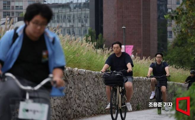 서울 종로 송현광장 수크렁길을 시민들이 자전거를 타고 지나고 있다. 사진=조용준 기자 jun21@