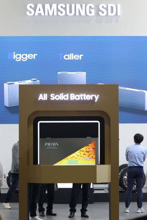 서울 강남구 코엑스에서 열린 세계전기자동차 전시회(EVS37)에서 참관객들이 삼성SDI 부스를 둘러보고 있다. (2024.4.23) [이미지출처=연합뉴스]