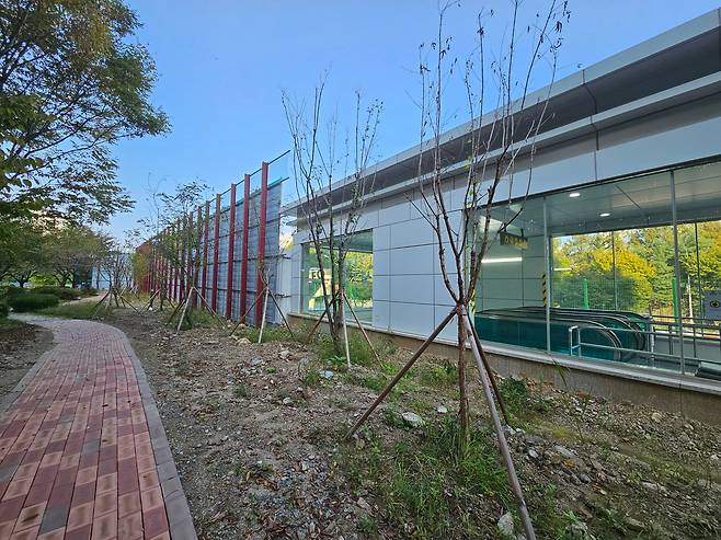 백현마을2단지 아파트에서 바라본 수도권광역급행철도(GTX)-A 성남역 1번 출구. 방음벽이 설치돼있다. /백윤미 기자