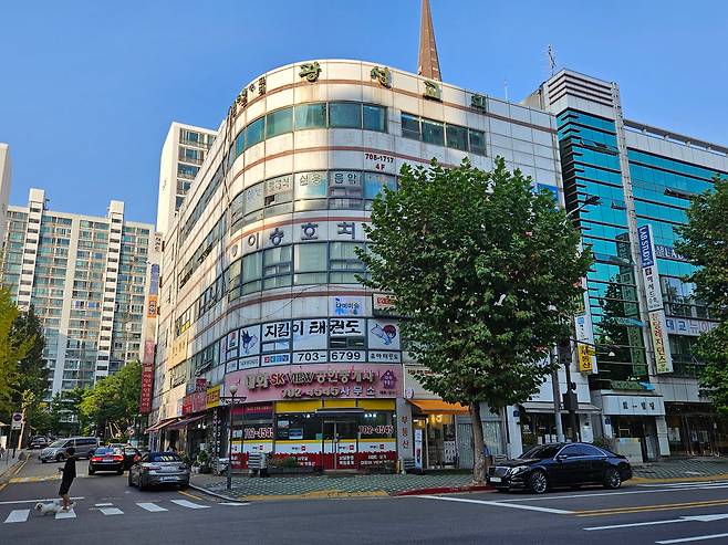 지난 17일 성남 분당구 이매동 아름마을7단지 앞 상가 전경. /백윤미 기자