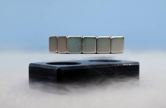 '마이스너 효과'라고 불리는 완전반자성 현상으로 자석이 공중부양하고 있다. 한국원자력연구원 창업기업인 에스앰엘텍은 초전도체의 공중부양 현상을 위한 신기술 개발에 나설 예정이다./한국원자력연구원