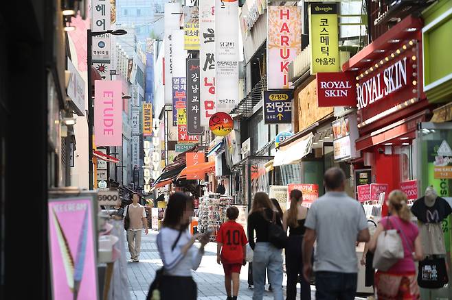 지난달 30일 서울 명동 거리를 걷고 있는 시민들. /연합뉴스