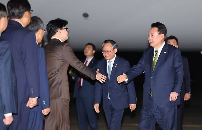 한동훈 국민의힘 대표가 지난 11일 한·아세안 정상회의 일정을 마치고 귀국하는 윤석열 대통령을 환영하려 성남 서울공항에 나아가 윤 대통령과 악수를 나누고 있다. ⓒ뉴시스