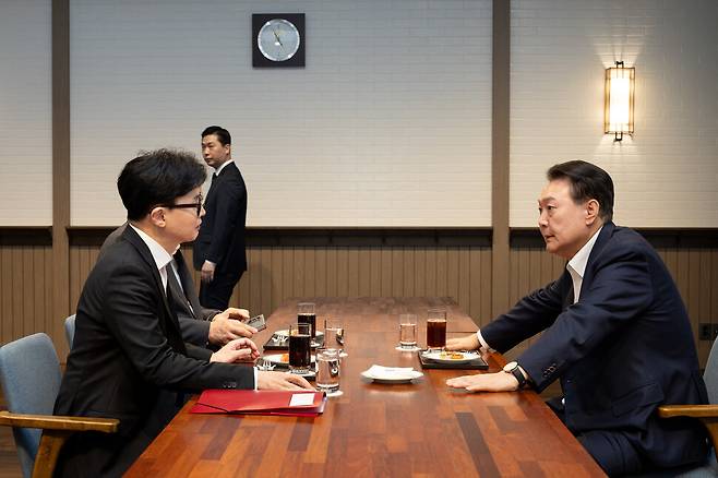 윤석열 대통령이 21일 서울 용산 대통령실 앞 파인그라스에서 국민의힘 한동훈 대표를 만나 대화하고 있다. 이 자리에는 정진석 대통령 비서실장이 배석했다. 대통령실 제공