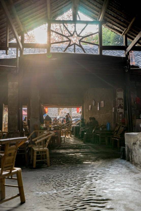 중국 청두에 위치한 100년 넘은 찻집, 관음각 내부. 건물 고창에서 떨어지는 햇빛이 내부를 몽환적인 분위기로 만든다.