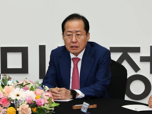 홍준표 대구시장이 21일 오후 서울 종로구 정부서울청사에서 열린 대구·경북 통합 관련 4자 회동에서 인사말을 하고 있다. 연합뉴스