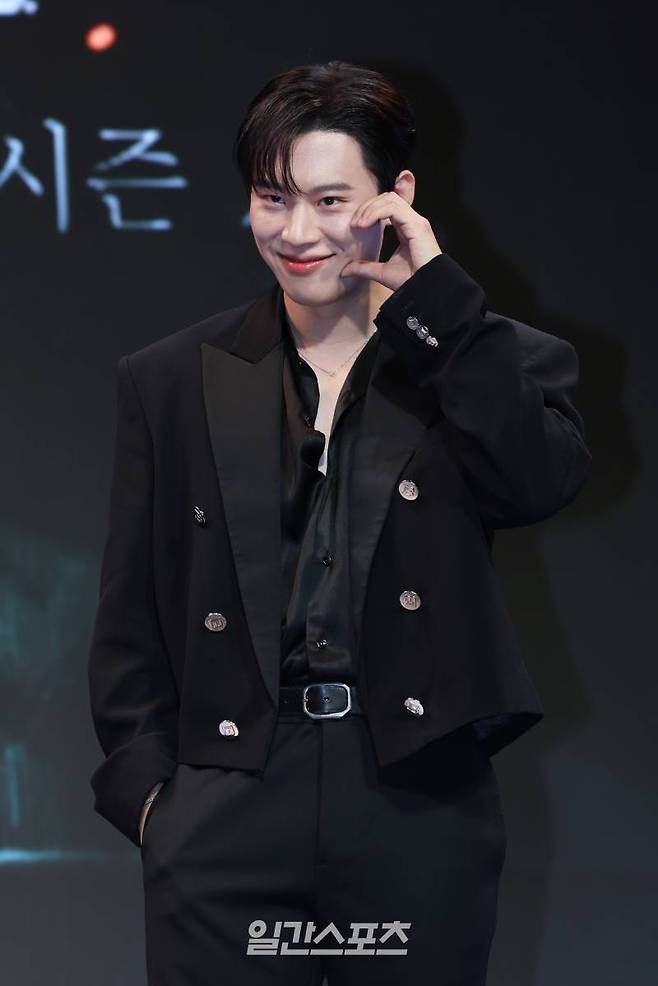 배우 김성철이 21일 오전 서울 종로구 JW메리어트동대문스퀘어서울에서 열린 넷플릭스 오리지널 '지옥' 시즌2 제작발표회에서 포즈를 취하고 있다. '지옥2'는 는 계속되는 지옥행 고지로 더욱 혼란스러워진 세상, 갑작스레 부활한 새진리회 정진수 의장과 박정자를 둘러싸고 소도의 민혜진 변호사와 새진리회, 화살촉 세력이 새롭게 얽히면서 벌어지는 이야기. 25일 공개. 서병수 기자 qudtn@edaily.co.kr /2024.10.21/