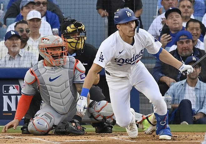 NLCS 6차전에서 1회 결승 2루타를 터뜨리는 토미 에드먼. UPI=연합뉴스 