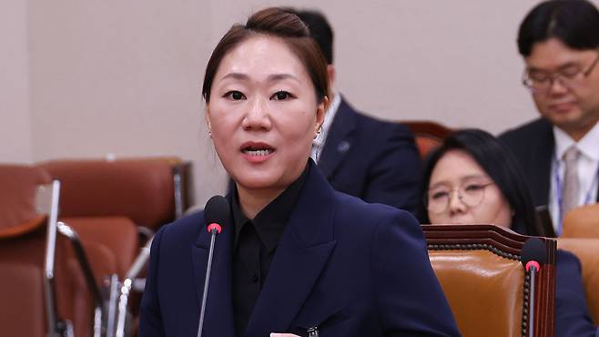 의원 질의에 답변하는 강혜경 씨