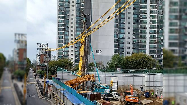 자양역 4번 출구 근처 건설기계 전도로 아파트 벽면 파손