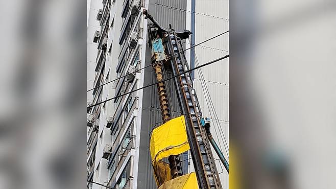 자양역 4번 출구 근처 건설기계 전도로 아파트 벽면 파손