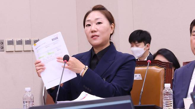 더불어민주당 전현희 의원의 질의에 답하는 강혜경 씨 [사진제공:연합뉴스]