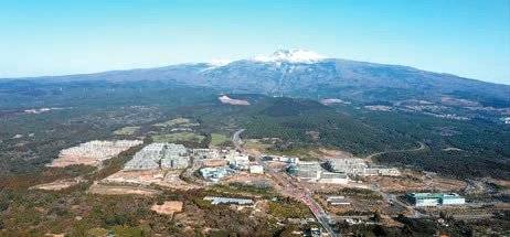 제주헬스케어타운 부지에 들어선 건물 뒤로 눈덮인 한라산 백록담이 보인다.